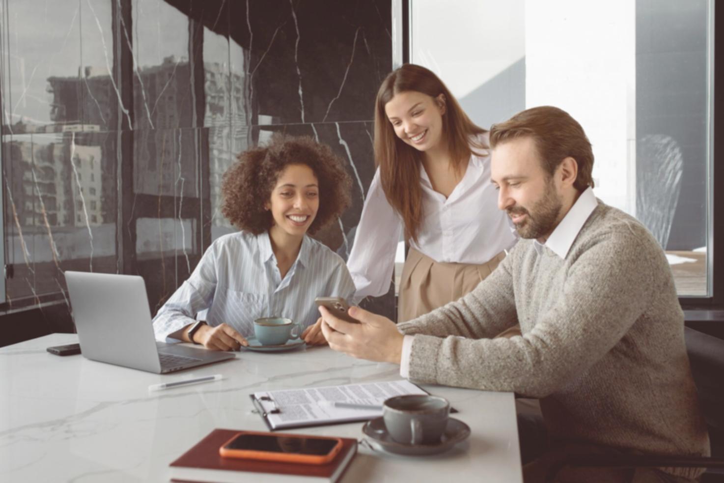 Специалисты анализируют финансовые показатели и планируют распределение бюджетных средств