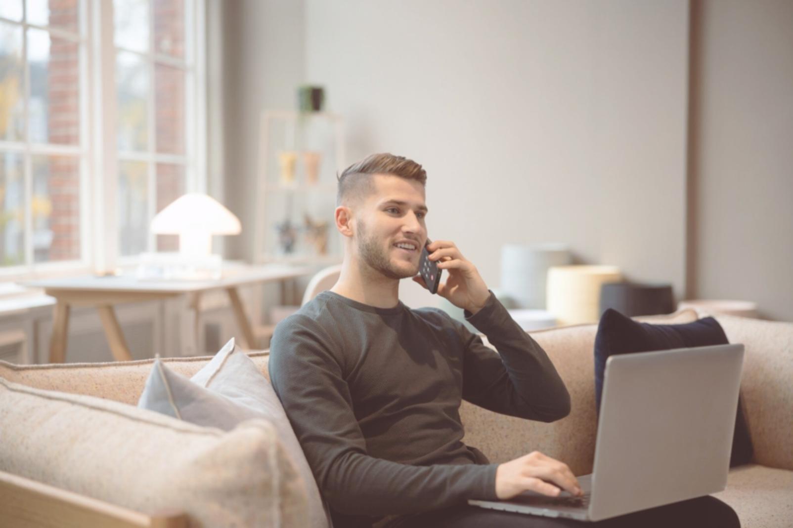 Современный офис финансовой компании с экспертами за работой